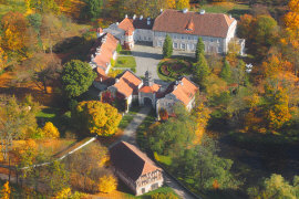 palác zámek hotel restaurace ubytování apartmány pokoje v Polsku Mazury